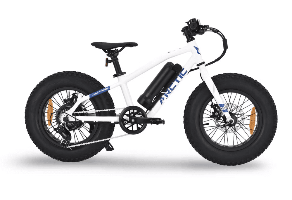 L'Arctic Bikes Mini 16 est un fatbike électrique pour enfant. Disponible à la location d'Empire 47 au Lac-Delage.